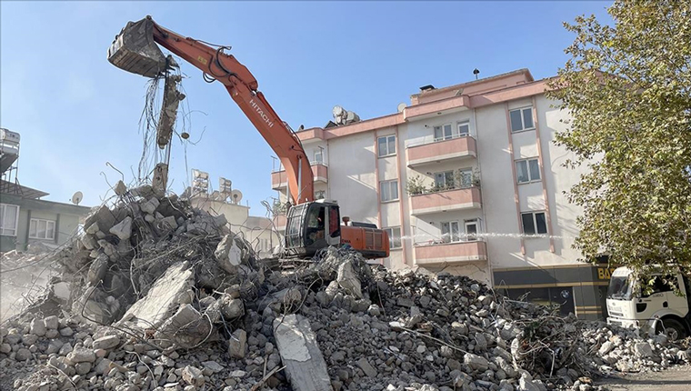 Kahramanmaraş'ta ağır hasarlı binaların yıkımı sürüyor!