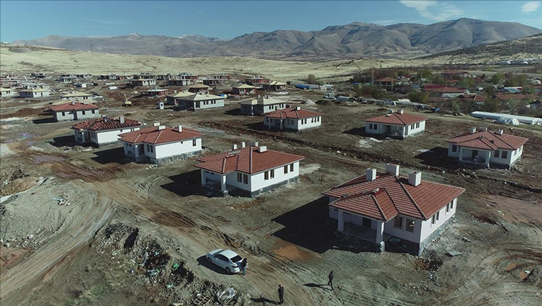 Malatya Doğanşehir'de köy tipi afet evlerinin inşası sürüyor!