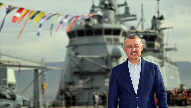 İzmit Körfezi'ne demirleyen TCG Anadolu gemisine ziyaretler sürüyor!