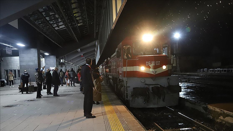 "Turistik Doğu Ekspresi" Kars'tan ilk seferine uğurlandı!