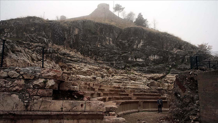 Zile Kalesi'ndeki antik tiyatronun "Roma tiyatrosu" olduğu belirlendi!