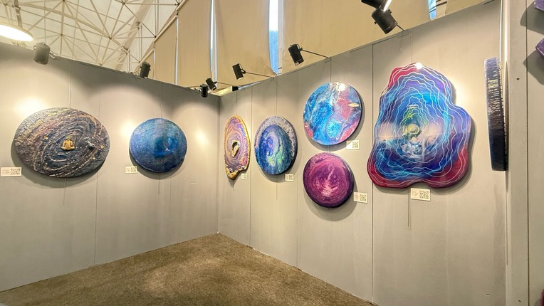 "Zamanın Ötesinde”: İffet Saraçoğulları’ndan Zamansız Bir Durak