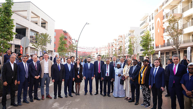 Bakan Kurum mevkidaşlarıyla Hatay sokaklarında buluştu